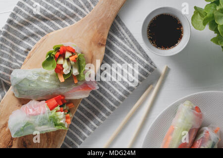 Asian freschi involtini primavera. Materie il cetriolo, la carota e la lattuga, peperone, tofu formaggio all'interno di carta di riso. Vista dall'alto. Foto Stock