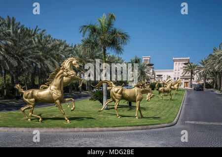 Golden Horse all'ingresso del Madinat Jumeirah resort in Dubai, UAE, Medio Oriente. Foto Stock