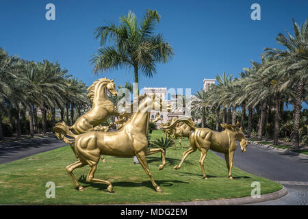 Golden Horse all'ingresso del Madinat Jumeirah resort in Dubai, UAE, Medio Oriente. Foto Stock