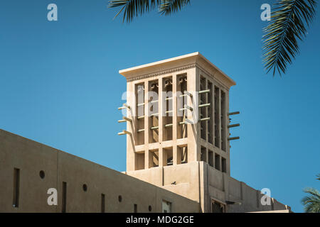 Torre eolica in architettura presso il Madinat Jumeirah a Dubai, UAE, Medio Oriente. Foto Stock