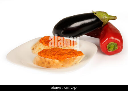 Ajvar - delizioso piatto di arrosto di peperoni rossi. Ajvar spalmato su due fette di pane. La melanzana e pepe Foto Stock