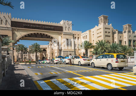 Il Madinat Jumeirah e segno di entrata in Dubai, UAE, Medio Oriente. Foto Stock