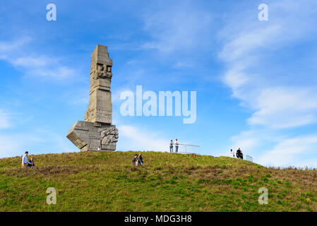 GDANSK WESTERPLATTE, Polonia - 15 Aprile 2017: persone in piedi vicino al monumento in memoria dei difensori polacco a Westerplatte a Danzica, Polonia. Foto Stock