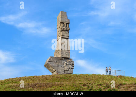 GDANSK WESTERPLATTE, Polonia - 15 Aprile 2017: persone in piedi vicino al monumento in memoria dei difensori polacco a Westerplatte a Danzica, Polonia. Foto Stock