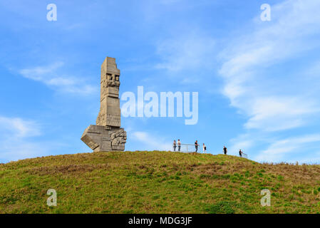 GDANSK WESTERPLATTE, Polonia - 15 Aprile 2017: persone in piedi vicino al monumento in memoria dei difensori polacco a Westerplatte a Danzica, Polonia. Foto Stock