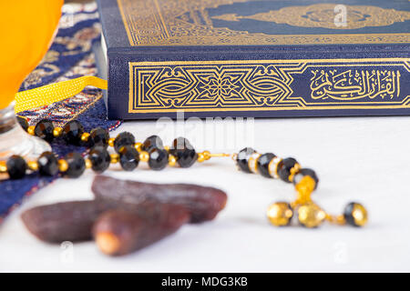 Quraan santo , con tre date , e bicchiere di succo di frutta , pronto per felice iftar ( prima colazione ) in Ramadan Foto Stock