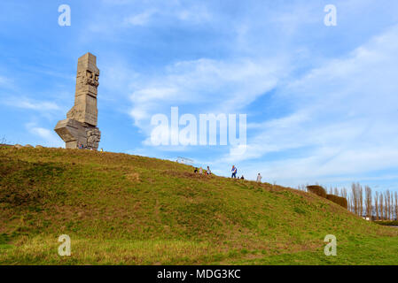 GDANSK WESTERPLATTE, Polonia - 15 Aprile 2017: persone in piedi vicino al monumento in memoria dei difensori polacco a Westerplatte a Danzica, Polonia. Foto Stock