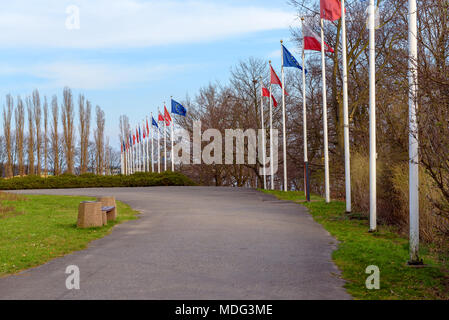 GDANSK WESTERPLATTE, Polonia - 15 Aprile 2017: montanti con bandiere lungo la strada nei pressi di Westerplatte monumento in Gdansk. Foto Stock