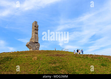 GDANSK WESTERPLATTE, Polonia - 15 Aprile 2017: persone in piedi vicino al monumento in memoria dei difensori polacco a Westerplatte a Danzica, Polonia. Foto Stock