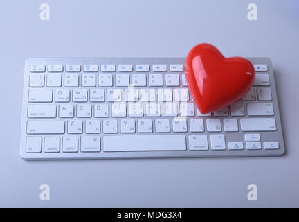 Piccolo cuore rosso sulla tastiera. Internet Dating concept Foto Stock