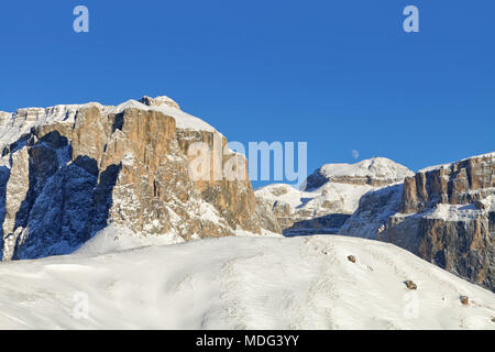 Dolomiti italiane in inverno dalla Val di Fassa Ski Area, Trentino-Alto-Adige, Italia Foto Stock