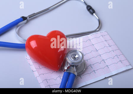 Cuore con stetoscopio medico sulla carta cardiogram Foto Stock