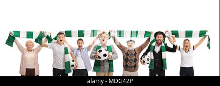 Entusiasti appassionati di calcio con sciarpe e palloni da calcio isolati su sfondo bianco Foto Stock