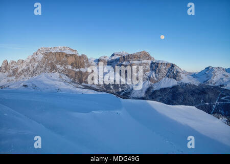 Vista panoramica della Val di Fassa ski resort in Italia, Dolomiti, Trentino-Alto-Adige, Italia Foto Stock