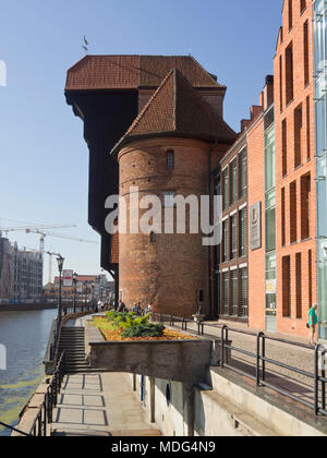 Vista laterale del Zuraw, vecchia gru di carico dal museo marittimo nella città principale porto di Danzica Polonia Foto Stock