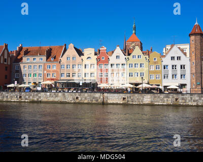 E vecchi edifici restaurati nel capoluogo, Glowne Miasto, lungo le rive del fiume Motlawa a Danzica Polonia Foto Stock