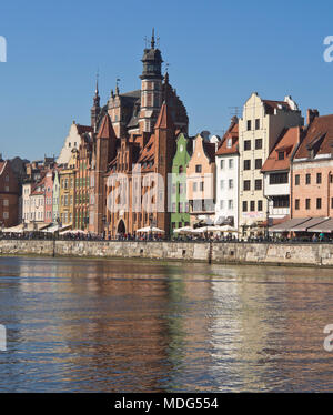 E vecchi edifici restaurati nel capoluogo, Glowne Miasto, lungo le rive del fiume Motlawa a Danzica Polonia Foto Stock