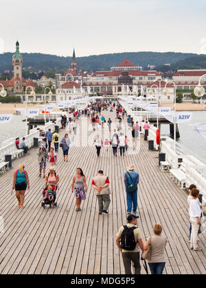 Il più lungo il molo di legno in Europa,con spiagge di sabbia su ciascun lato nella stazione di villeggiatura estiva città di Sopot Poland Vicino Danzica sulla costa baltica Foto Stock