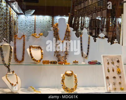 Collane ambra e altri gioielli, close up da un negozio display a Danzica Polonia, dove ambra da la costa del Mar Baltico è abbondante Foto Stock