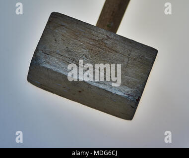 Un martello da un albero si trova isolato su un background. Il martello è stato utilizzato nel lavoro. Ci sono tracce di colpi. Un oggetto, un mulinello, un isolato. Foto Stock