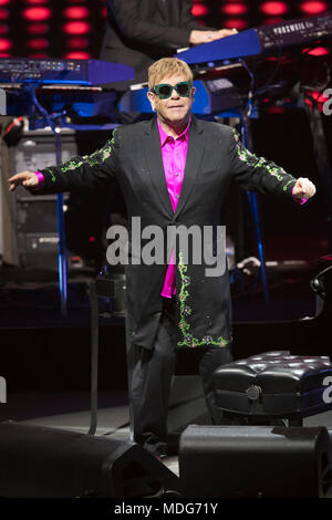 Il cantante Elton John sul palco durante un concerto a Monaco il 2017/12/06 Foto Stock
