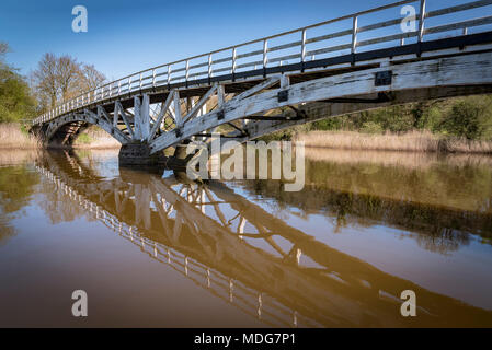 Fiume Weaver a Dutton serrature. Bianco ponte in legno.Weaver Navigation Foto Stock