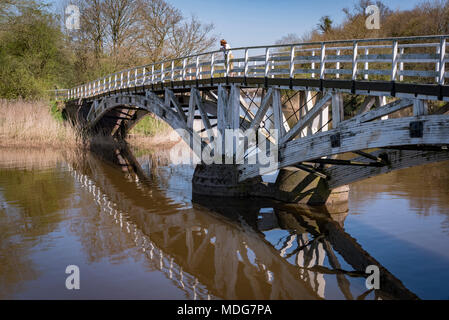 Fiume Weaver a Dutton serrature. Bianco ponte in legno.Weaver Navigation Foto Stock