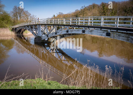 Fiume Weaver a Dutton serrature. Bianco ponte in legno.Weaver Navigation Foto Stock