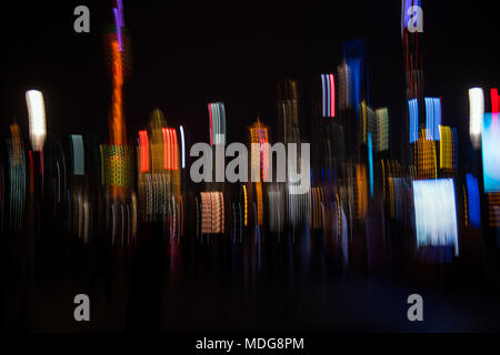 Abstract di Pudong skyline notturno visto dal Bund a Shanghai in Cina Foto Stock