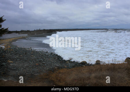 Le onde di violare la barriera e riversandosi nel lago Grande a Long Beach, Lower East Chezzetcook, Nova Scotia, Canada Foto Stock
