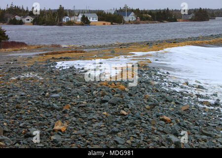 Le onde di violare la barriera e riversandosi nel lago Grande a Long Beach, Lower East Chezzetcook, Nova Scotia, Canada Foto Stock