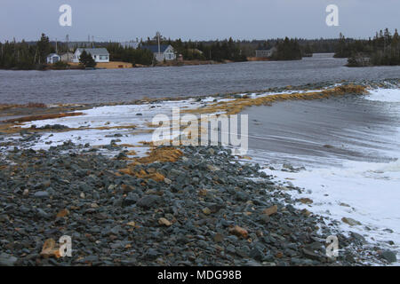 Le onde di violare la barriera e riversandosi nel lago Grande a Long Beach, Lower East Chezzetcook, Nova Scotia, Canada Foto Stock