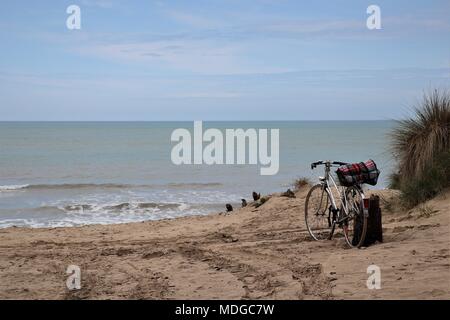 Una bicicletta è parcheggiata su dune di sabbia - forse per un picnic o navigare in Atlantico vicino l'Amelie, Gironde Foto Stock