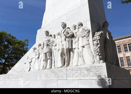 La Alamo il Cenotafio, o spirito di sacrificio da Pompeo Coppini- un monumento accanto all'Alamo che commemora la battaglia di Alamo, San Antonio, Texas Foto Stock