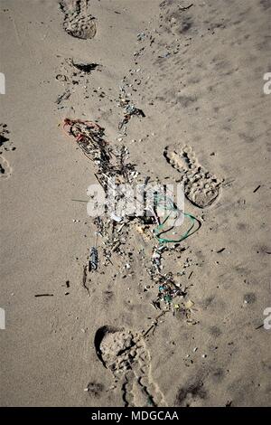 Flotsam e Jetsam sull'alta marea linea a Montalivet, Aquitania, in Francia, con materie plastiche e Micro perline Foto Stock