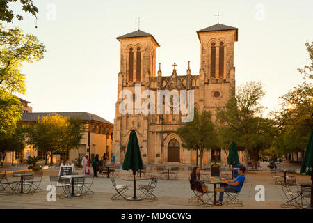 Una coppia avente un drink la sera di fronte a San Fernando Cathedral, San Antonio, Texas, Stati Uniti d'America Foto Stock