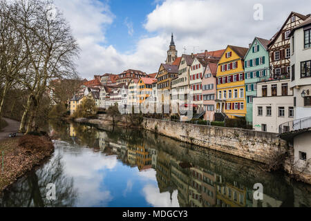 Fiume Neckar, case colorate e riflessi Foto Stock