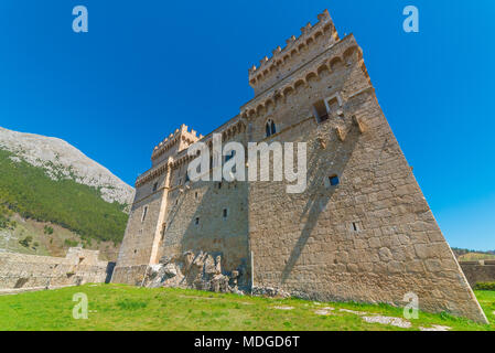 Celano, Italia - un paese di montagna in provincia di L'Aquila, la regione Abruzzo, accanto alla città di Avezzano, il medievale castello di pietra Piccolomini Foto Stock
