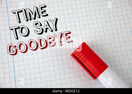 Testo della scrittura del tempo per dire addio. Concetto significato momento di separazione lasciando scioglimento addio auguri finendo scritto Quaderno accanto a i Foto Stock