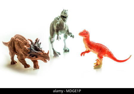 I dinosauri giocattolo sul bianco sfondo isolato di piccole dimensioni Foto Stock
