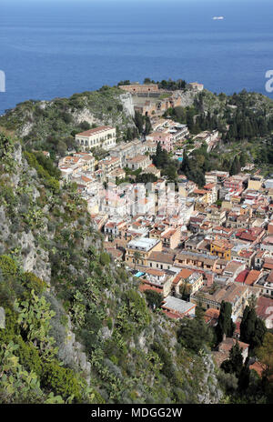 Taormina vista da Saracen il castello Foto Stock
