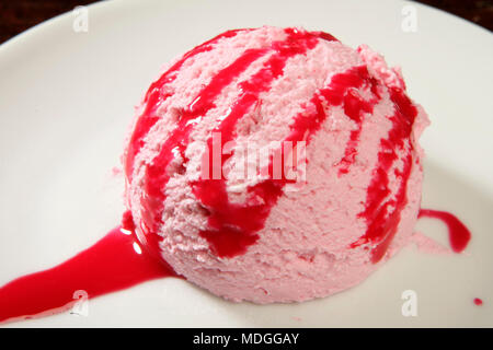 Fragola impertinente gelato su piastra Foto Stock