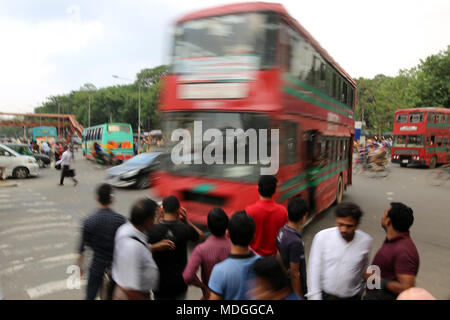 Dacca in Bangladesh. Dacca abitanti della città di attendere per i trasporti per andare a casa dopo la fine del loro lavoro quotidiano a Dhaka, nel Bangladesh il 19 aprile 2018. I dati indicano, ultimi dieci anni a Dhaka, velocità media di circolazione è scesa da 21 km/h a 7 km/ora, solo leggermente sopra la media la velocità di cammino. La congestione del traffico in Dhaka mangia fino a 3,2 milioni di ore di lavoro al giorno. © Rehman Asad/Alamy Stock Photo Foto Stock