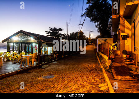 Dark street in Sambaqui, a Santo Antonio de Lisboa distretto, alla sera. Florianopolis, Santa Catarina, Brasile. Foto Stock