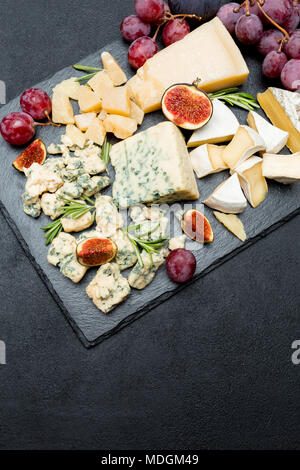 Fetta di il formaggio Roquefort francese con figure Foto Stock