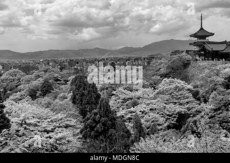 Bella in bianco e nero vista di Kyoto dal Kiyomizu-dera tempio, Giappone Foto Stock