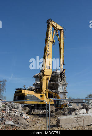 Escavatore da demolizione Caterpillar 350L con attrezzatura per frantumatore di calcestruzzo e calcestruzzo parzialmente demolito in cantiere, Bury uk Foto Stock