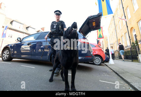 PC Andy Turner con Toby da Thames Valley Police operazioni comuni unità di cane di pattuglia a Windsor in vista del prossimo mese di nozze del principe Harry e Meghan Markle. Foto Stock