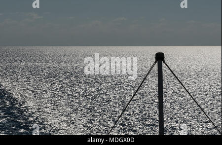 Vista di una luccicante Oceano dal retro di una nave da crociera nel tardo pomeriggio. Foto Stock