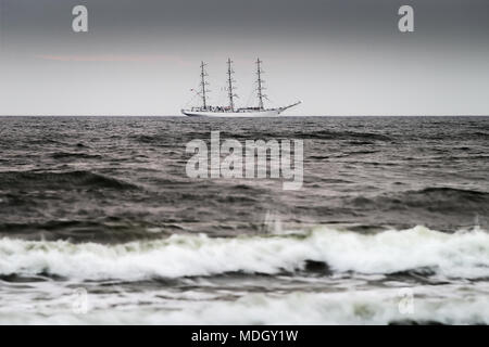 Nave a vela sul Mar Baltico. Tre-masted full-truccate fregata polacca Ship Dar Mlodziezy in alto mare.Gdansk Bay, Polonia. Foto Stock
